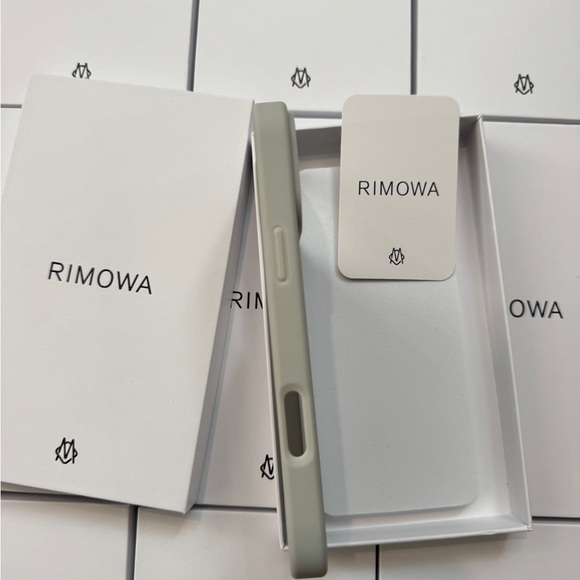 Rimowa iPhone case Aluminum iPhone 17 pro Max - Picture 5 of 8